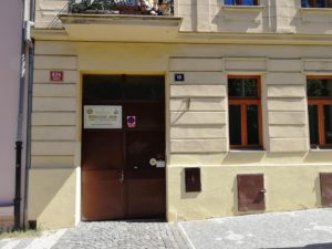 Vstupní dveře do domu, kde se nachází pražský pravoslavný kostel