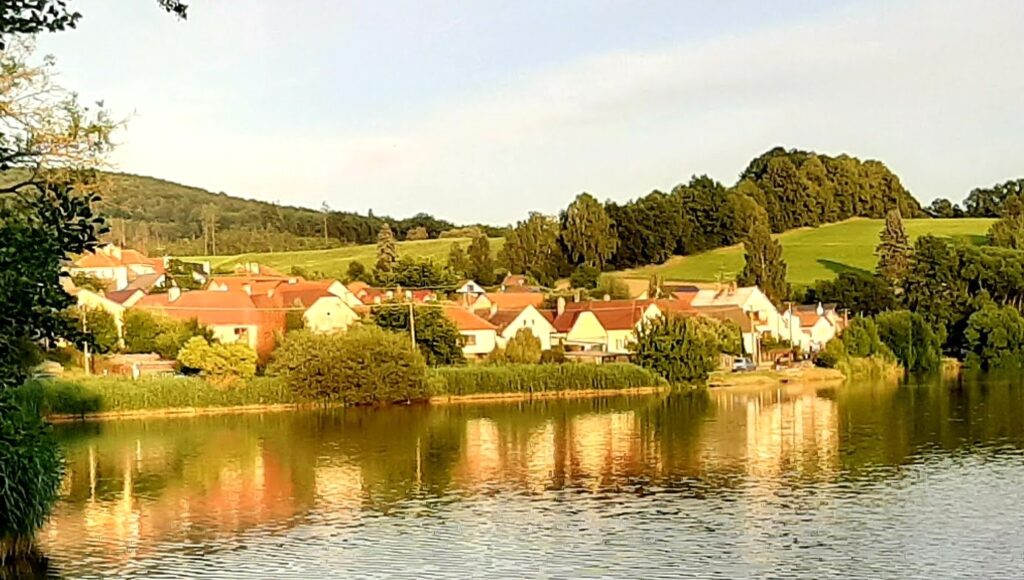 Jezdovice - pohled od rybníka