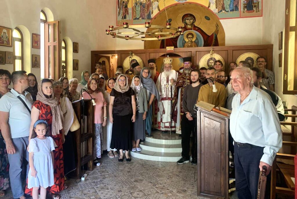 Věřící, biskup a kněží po pravoslavné liturgii